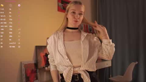 Snapshot of you_fell_in_love chatting on October 21, 2025, 7:25 pm Elizabeth brunette -- Darline blonde online show from October 21, 2025, 7:25 pm