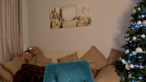 Camilla online show from February 10, 2025, 6:35 pm