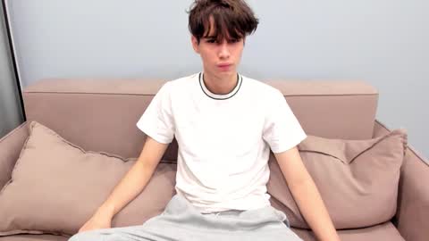 your_shy_guy online show from November 19, 2025, 5:51 am