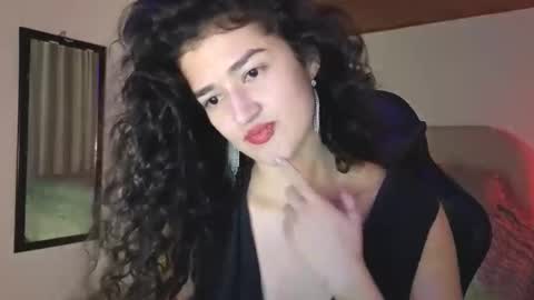 yourdreamgirl2025 online show from May 27, 2026, 12:29 am
