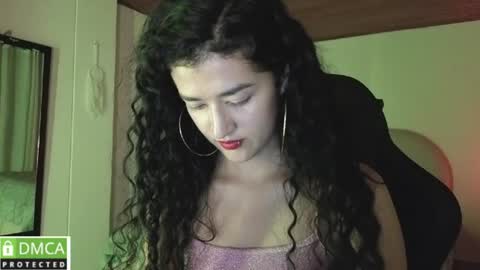 yourdreamgirl2025 online show from June 18, 2026, 12:33 am