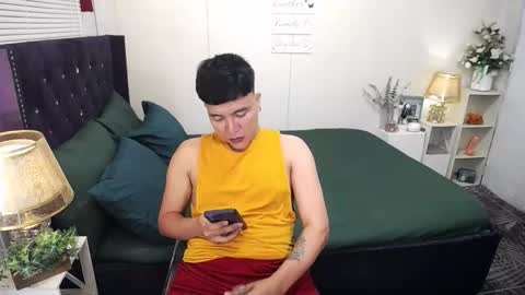 Snapshot of yourlivingonurdream chatting on September 30, 2025, 12:59 am --               online show from September 30, 2025, 12:59 am