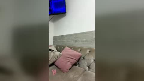 yuliethsanchez online show from July 8, 2026, 3:33 am