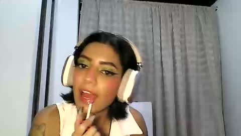 Zafiro online show from April 24, 2026, 12:24 am