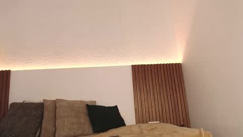 Zander online show from February 11, 2025, 7:48 pm