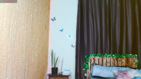 Snapshot of zara_lae chatting on December 18, 2024, 2:53 am nicky online show from December 18, 2024, 2:53 am