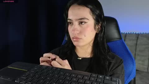 zaradames_ online show from April 19, 2026, 5:07 am