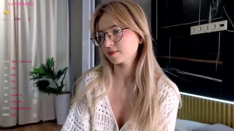 Avi online show from October 10, 2025, 1:43 pm