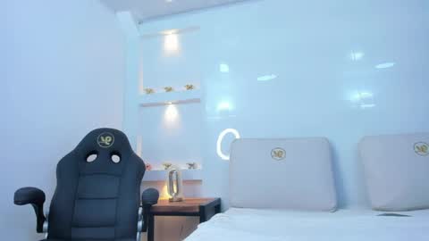 Zenda Evans online show from April 18, 2026, 4:27 am