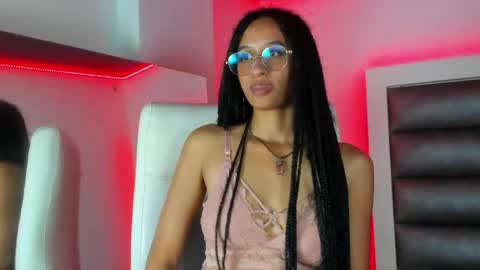 zoe_evanjs online show from May 6, 2026, 3:46 am