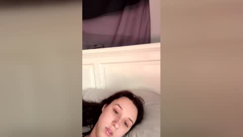 zoeapolo online show from April 17, 2026, 9:18 pm