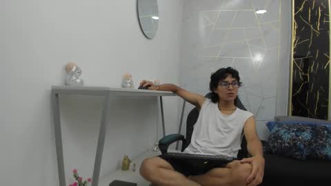     online show from November 23, 2025, 7:35 pm