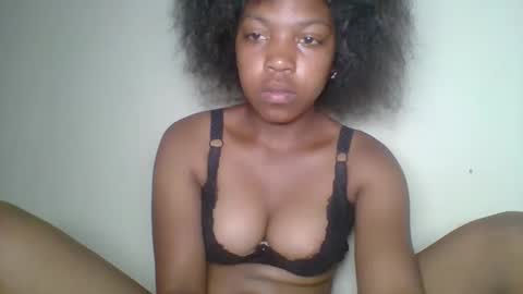 zyraelle_01 online show from April 18, 2026, 7:58 pm