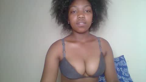 zyraelle_01 online show from April 19, 2026, 8:02 am