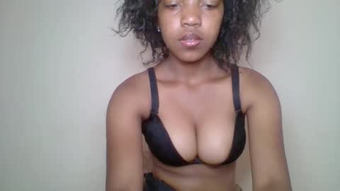 zyraelle_01 online show from May 3, 2026, 10:10 am