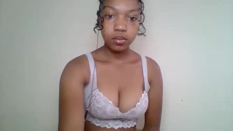 zyraelle_01 online show from May 10, 2026, 5:56 am