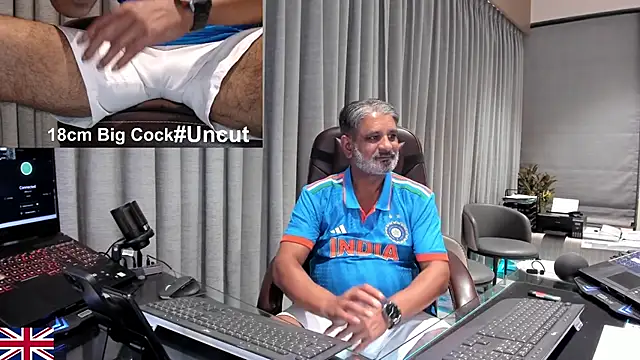 Snapshot of OnlineBossUK chatting on April 21, 2026, 1:42 am OnlineBossUK online show from April 21, 2026, 1:42 am