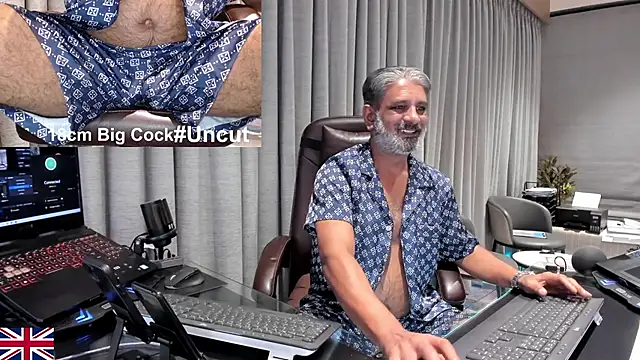Snapshot of OnlineBossUK chatting on May 3, 2026, 8:26 pm OnlineBossUK online show from May 3, 2026, 8:26 pm