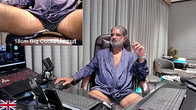 Snapshot of OnlineBossUK chatting on May 31, 2026, 6:31 pm OnlineBossUK online show from May 31, 2026, 6:31 pm