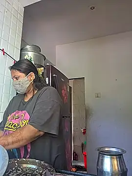 MOM-SUN-COUPLE online show from October 13, 2025, 8:58 am