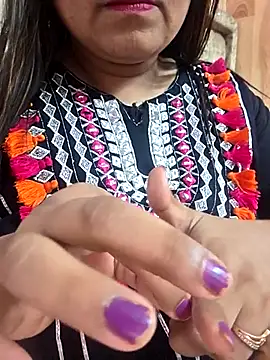 MOM-SUN-COUPLE online show from April 12, 2026, 10:09 am