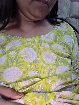 MOM-SUN-COUPLE online show from April 23, 2026, 5:04 pm