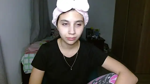 mia  lopez  online show from September 23, 2025, 5:10 am