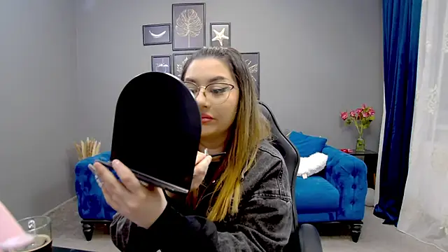 Snapshot of Katewalker_ chatting on March 3, 2025, 6:01 pm Katewalker online show from March 3, 2025, 6:01 pm