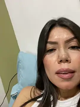 Snapshot of martina_contreras chatting on March 11, 2025, 8:09 am martina contreras online show from March 11, 2025, 8:09 am