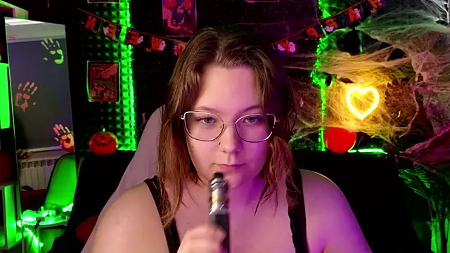 DjennaPalme online show from October 21, 2025, 8:04 am