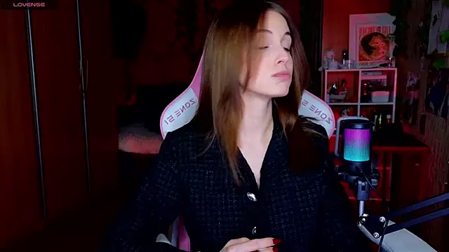 Snapshot of EdelineMaher chatting on December 21, 2024, 1:53 pm EdelineMaher online show from December 21, 2024, 1:53 pm