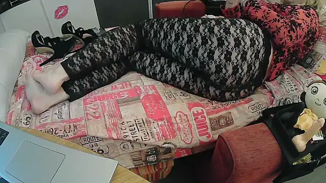 CristinaTrav online show from October 6, 2025, 5:54 pm