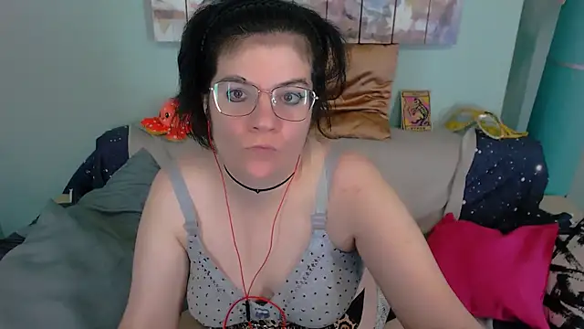 EverlyRays online show from November 13, 2025, 1:04 am