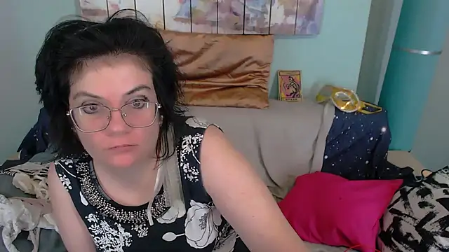 EverlyRays online show from November 25, 2025, 4:18 pm