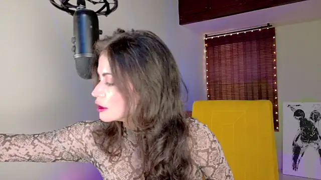 Snapshot of Emma__Blanco chatting on October 2, 2025, 4:47 pm Emma Blanco online show from October 2, 2025, 4:47 pm