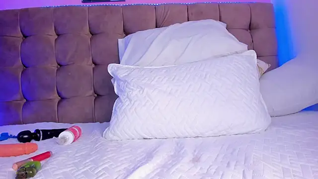 aleja cute  online show from March 13, 2025, 6:48 am