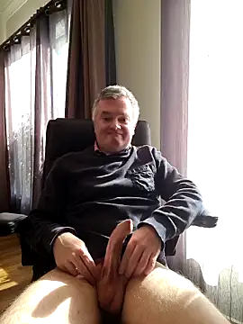 Snapshot of MichOxxford chatting on October 13, 2025, 5:51 am MichOxxford online show from October 13, 2025, 5:51 am