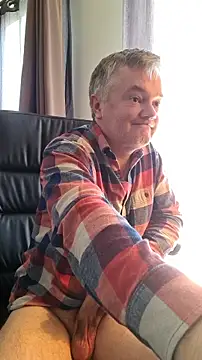 Snapshot of MichOxxford chatting on October 15, 2025, 4:12 am MichOxxford online show from October 15, 2025, 4:12 am