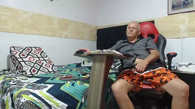 VALENTINO1983  online show from November 15, 2025, 7:05 am