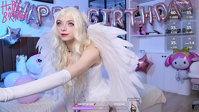 HolliWould  online show from April 10, 2026, 12:54 pm