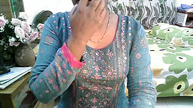 Snapshot of esita_1212 chatting on February 23, 2025, 1:53 pm esita 1212 online show from February 23, 2025, 1:53 pm