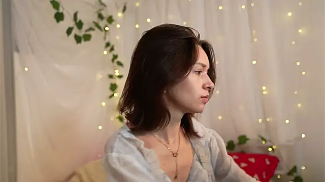 VivianLy  online show from January 15, 2025, 7:48 am