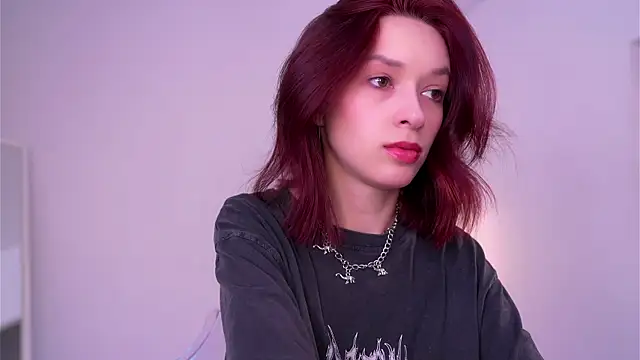 VivianLy  online show from March 18, 2025, 8:14 am