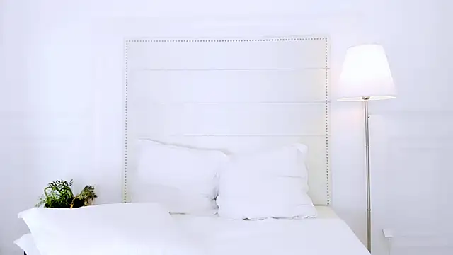 NaomiYuu online show from April 15, 2026, 2:07 am