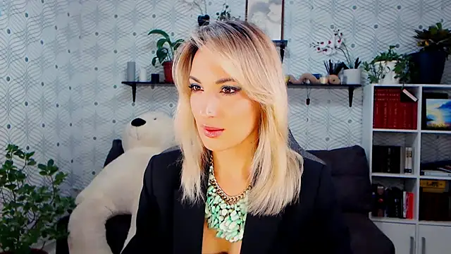 MillaXQueen online show from November 18, 2025, 2:43 pm