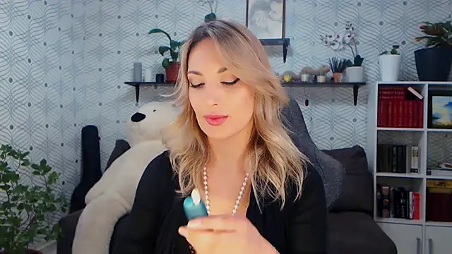 MillaXQueen online show from February 5, 2026, 1:16 pm