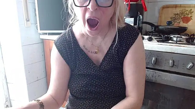 Snapshot of martachatte chatting on April 26, 2026, 7:28 am martachatte online show from April 26, 2026, 7:28 am