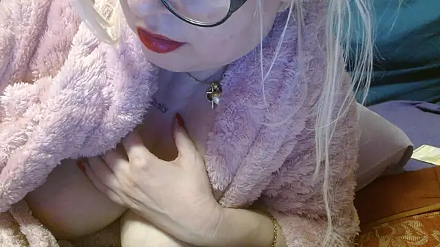 Snapshot of martachatte chatting on May 6, 2026, 8:36 pm martachatte online show from May 6, 2026, 8:36 pm