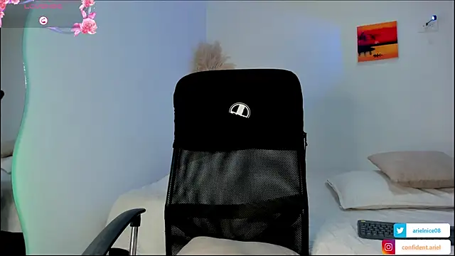 ariel35 online show from April 23, 2026, 9:28 pm