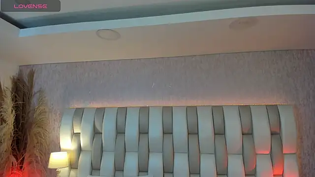 Rebeca jones online show from February 19, 2026, 12:12 pm